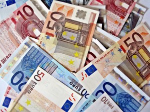 "Pile of Euro Notes" por Images Money
